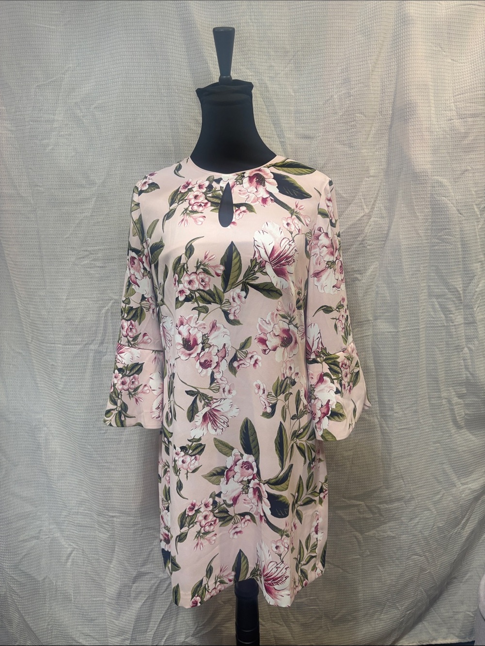 White House Black Market Blush Floral Keyhole Shift Dress
